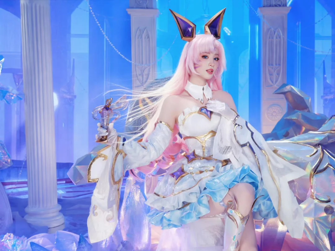 Vương Sở Nhiên cosplay Ahri LMHT Mobile